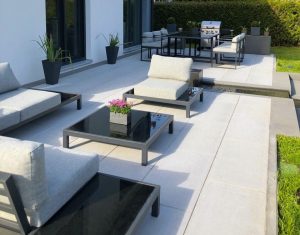 moderne Loungemöbel auf einer Terrasse