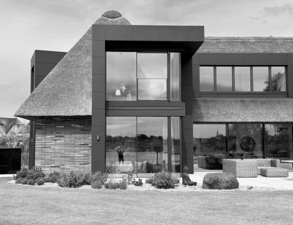 Licht unter Kontrolle – Wie gut gestaltete Fenster und Sonnenschutzsysteme das Wohlbefinden der Bewohner beeinflussen