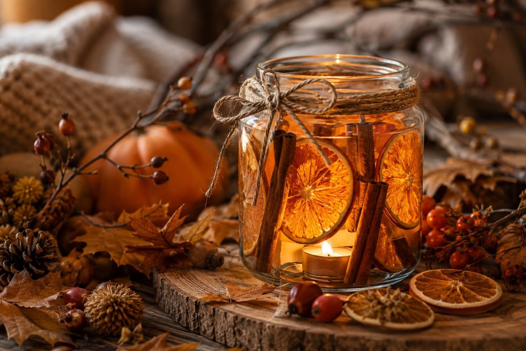 Herbst-Deko selber machen: Windlicht mit Orangenscheiben und Zimt